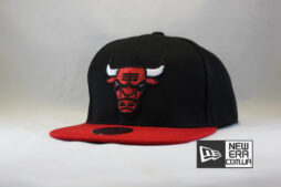Купить кепку Snapback New Era Chicago Bulls черную с красным козырьком и логотипом быка в Украине