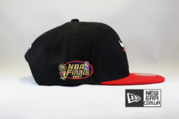 Купить стильную кепку Snapback New Era Chicago Bulls черного цвета с красным козырьком и логотипом быка в Украине
